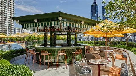 Quầy Bar đầy màu sắc bên cạnh hồ bơi