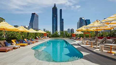 Hồ bơi ngoài trời phong cách trẻ trung