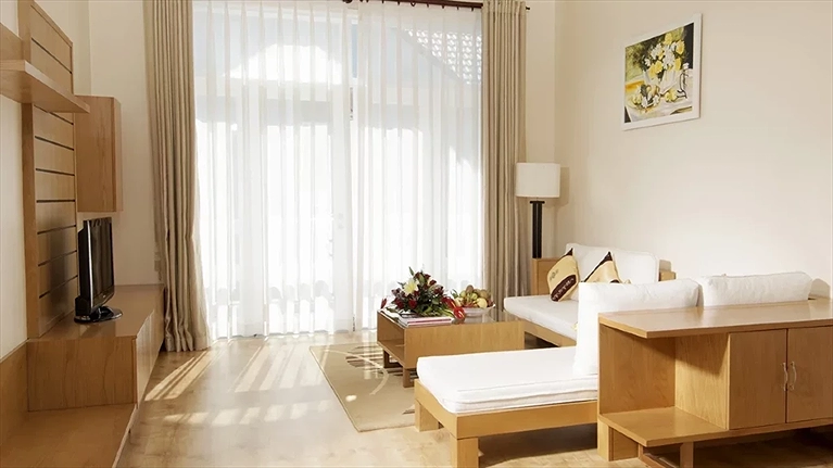 Phòng khách ở tầng trên của villa