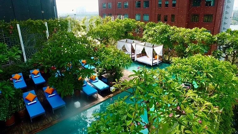 Hồ bơi tầng thượng