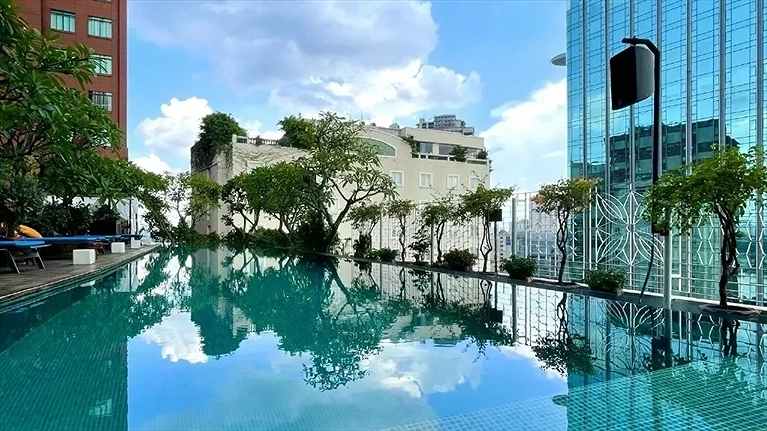 Hồ bơi tầng thượng