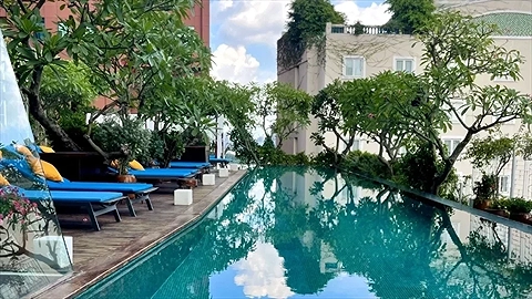 Hồ bơi tầng thượng