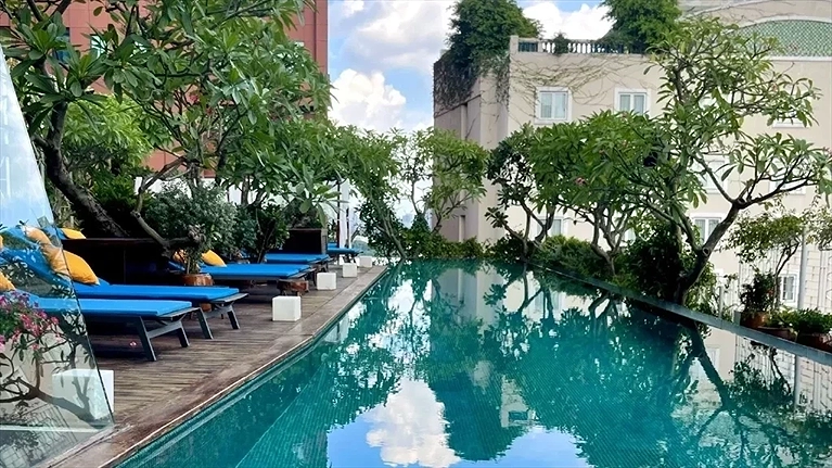 Hồ bơi tầng thượng