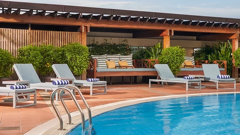 Hồ bơi ngoài trời