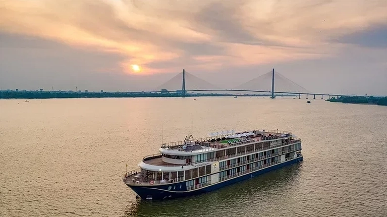 Du thuyền Victoria Mekong đón bình minh bên cầu Cần Thơ