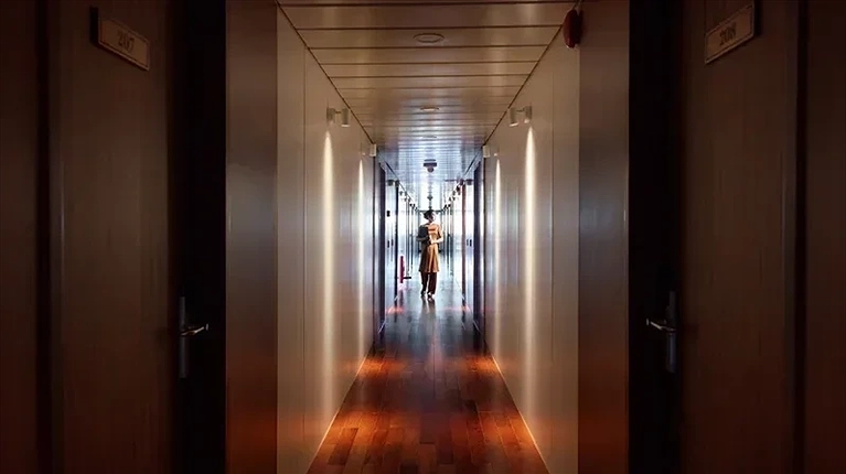 Hành lang thiết kế tối giản mang cảm giác xuyên suốt