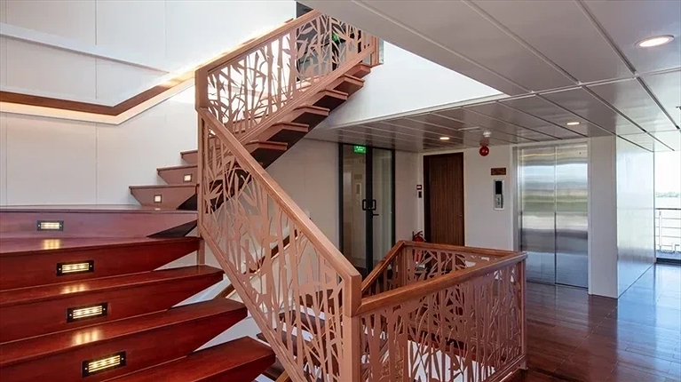 Cầu thang bộ rộng rãi nối giữa các tầng