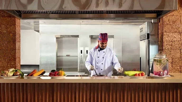 Cầu thang bộ rộng rãi nối giữa các tầng