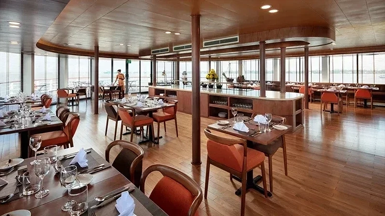 Nhà hàng phục vụ các bữa ăn với tầm nhìn toàn cảnh