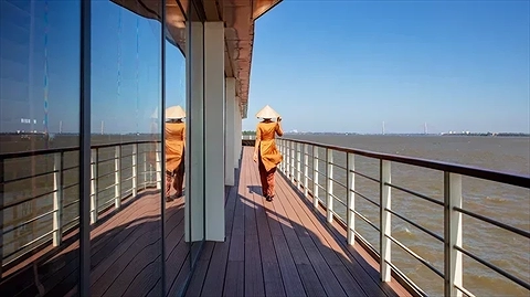 Hành lang đón gió bên ngoài du thuyền