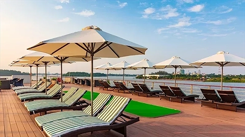 Boong thượng tắm nắng ngắm cảnh