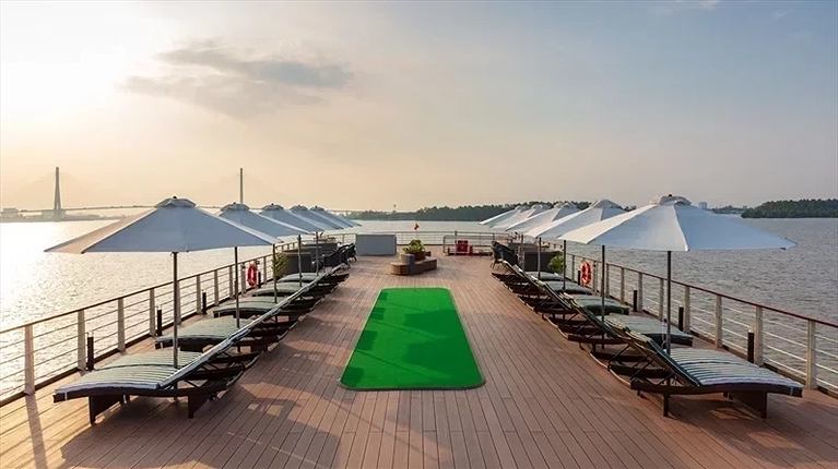 Giải trí đẳng cấp với sân golf mini giữa sông nước