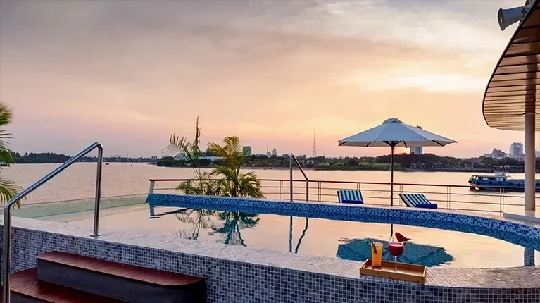 Bể bơi phong cách mosaic