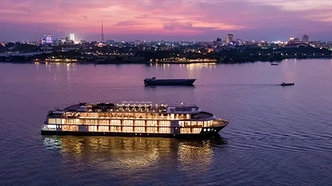 Du thuyền như một nhà hát rực rỡ trên sông