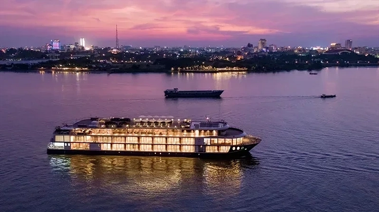 Du thuyền như một nhà hát rực rỡ trên sông