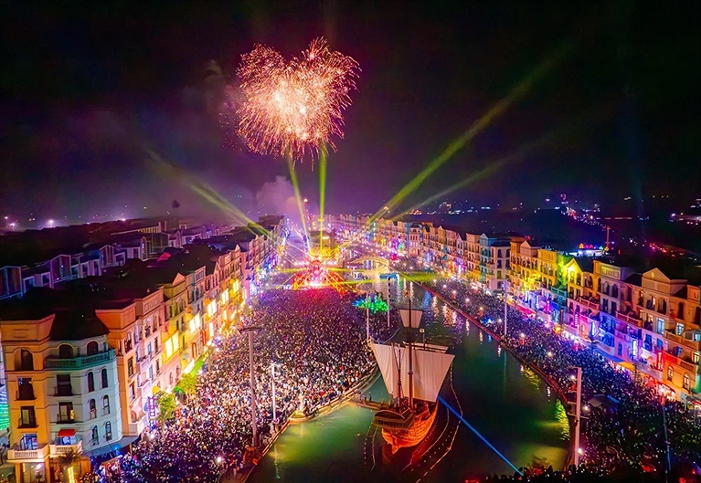 Pháo hoa tại Tháp đồng hồ 21h mỗi ngày