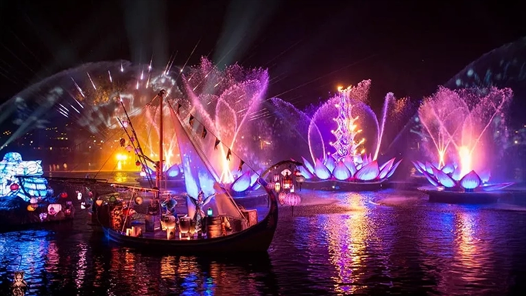 Show diễn The Grand Voyage trên sông
