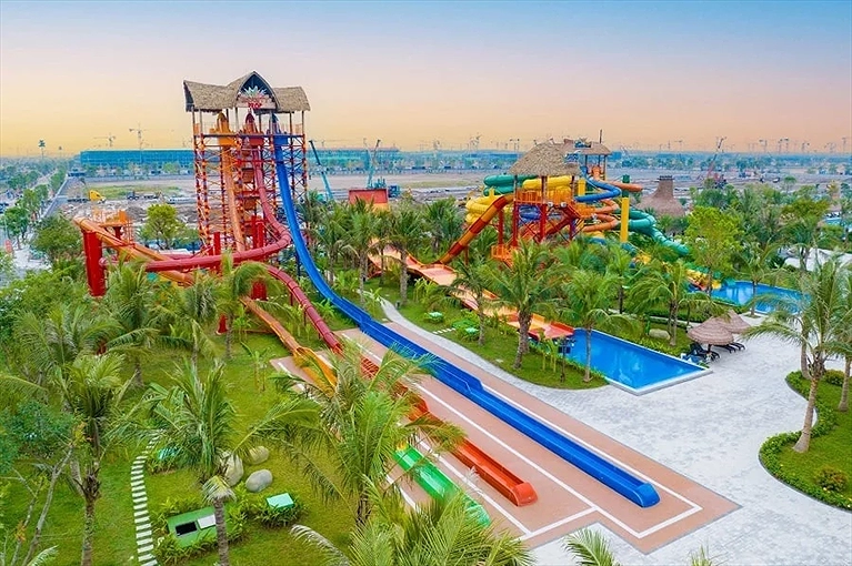 Trải nghiệm bay bổng giữa làn nước trong mát tại Water Park