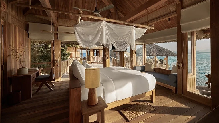 Phòng ngủ của căn Rock Retreat ôm trọn cảnh biển