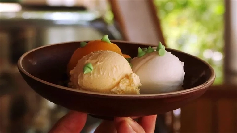 Hoặc thưởng thức những viên kem mát lạnh tại Deli Corner từ 11:00 đến 16:30 mỗi ngày