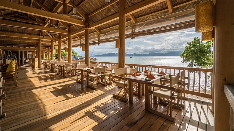 Nhà hàng Dining By The Bay, nơi phục vụ bữa sáng với tầm nhìn ôm trọn vịnh biển