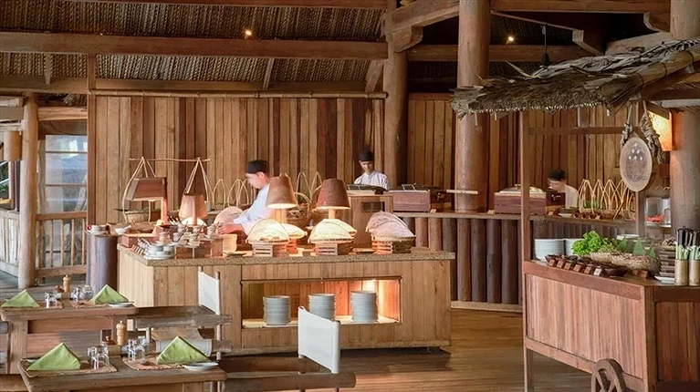 Không thể bỏ qua nền ẩm thực địa phương Việt Nam đặc trưng