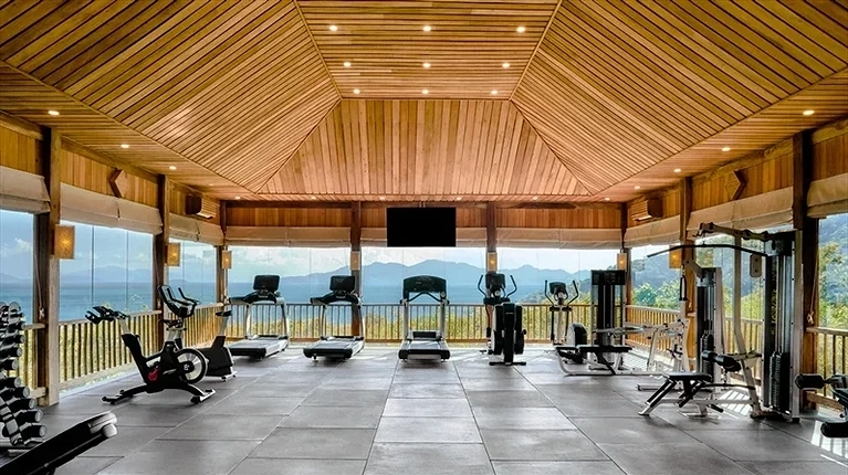 Phòng Gym được đặt tại vị trí cao, khách hàng vừa có thể tập luyện vừa ngắm nhìn toàn cảnh Vịnh