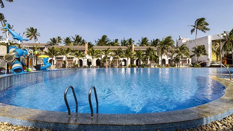 Hồ bơi ngoài trời