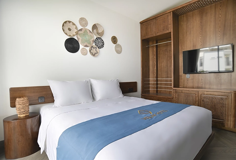 Giường Đôi Ban Công Hướng Phố	