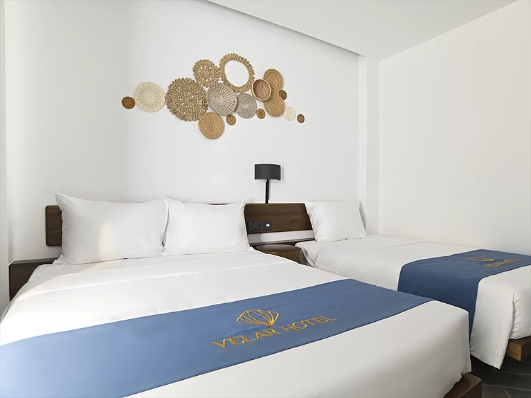 Hai Giường Không Cửa Sổ	