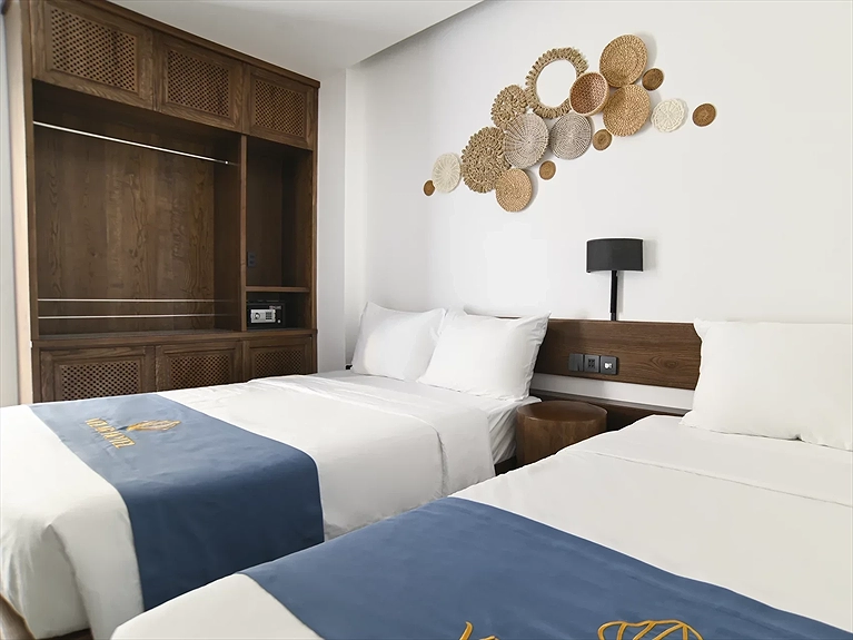 Hai Giường Không Cửa Sổ