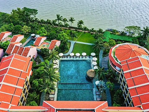 Hồ bơi với tầm nhìn ra sông Hoài