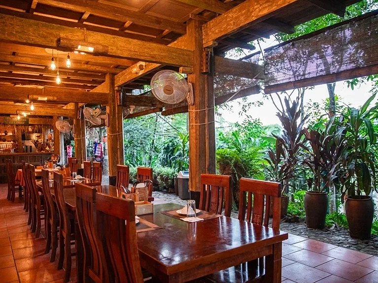 Bên trong nhà hàng