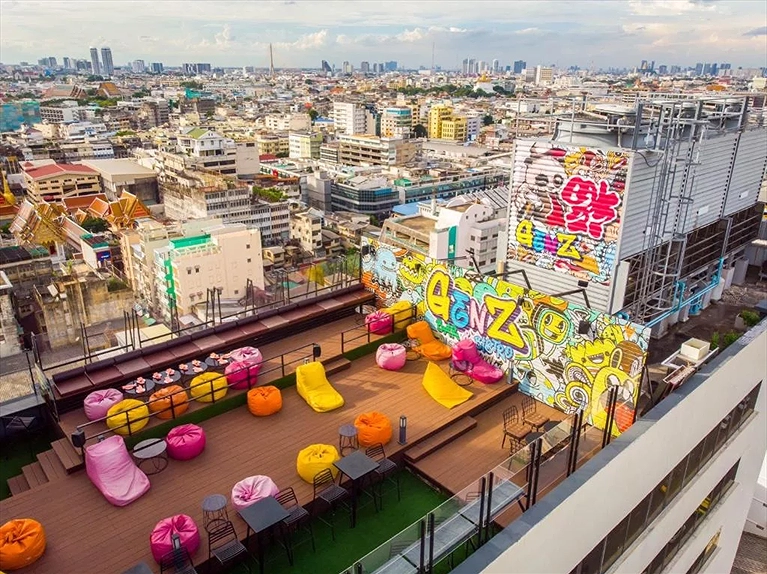 Cùng bạn bè nhâm nhi cocktail, ngắm nhìn thành phố tại GenZ Bar & BistroThe Rooftop Bar  ở tầng 17 của khách sạn