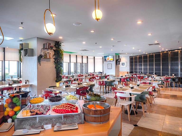 Nhà hàng phục vụ đa dạng các món ăn