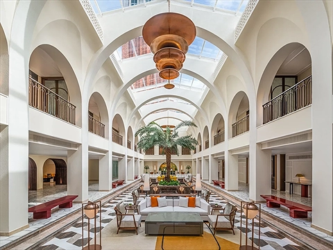 Sảnh lễ tân với kiến trúc Ý