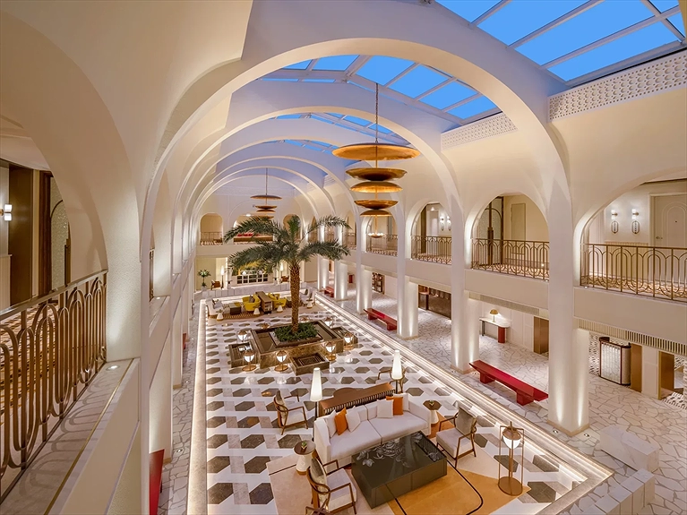 Sảnh lễ tân với kiến trúc Ý