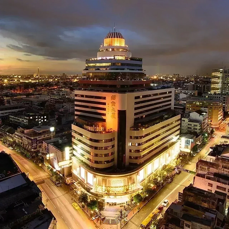 Nằm tại trung tâm Bangkok, thuận tiện di chuyển tới các địa điểm tham quan