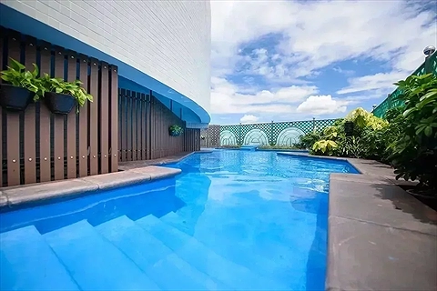 Thư giãn tại hồ bơi ngoài trời cùng gia đình và bạn bè