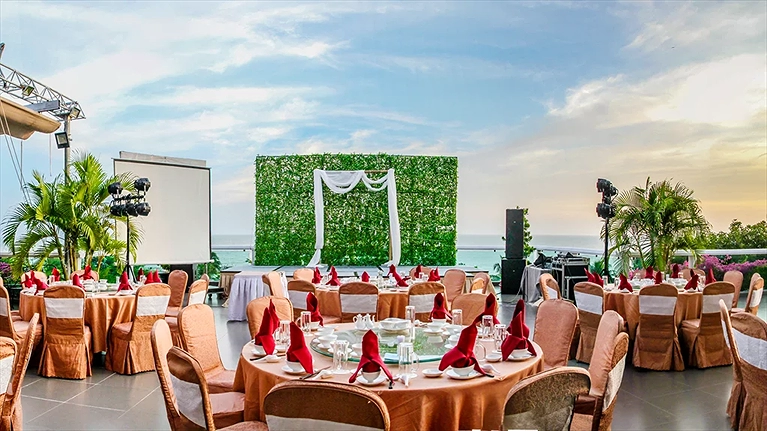 Khung cảnh tổ chức tiệc ngoài trời