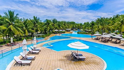 Quang cảnh hồ bơi ngoài trời