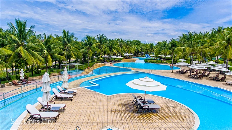 Quang cảnh hồ bơi ngoài trời