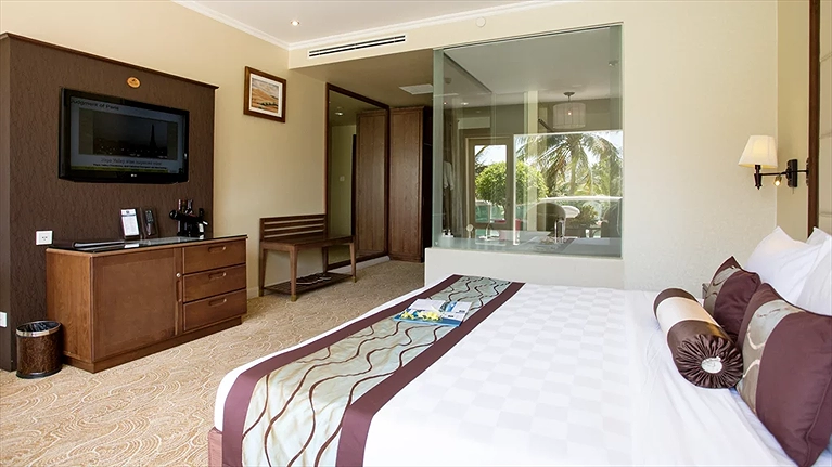 Phòng Superior Pool View - King Bed
