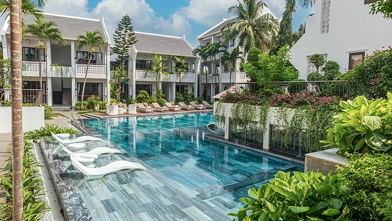 Hồ bơi ngoài trời