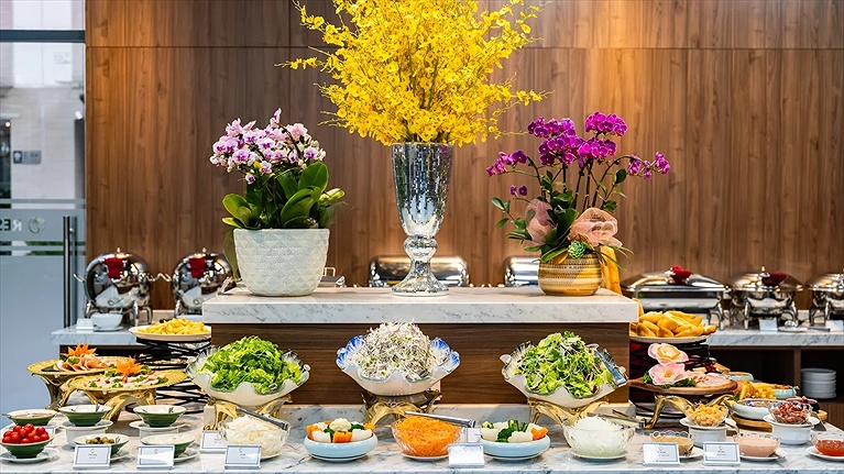 Từng món ăn  buffet được sắp xếp đẹp mắt