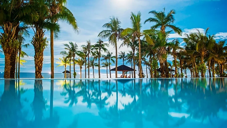 Hồ bơi ngoài trời cực rộng