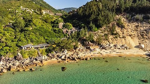 Một bên giáp biển một bên giáp núi