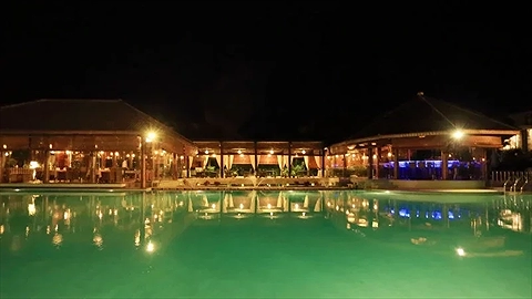 Khu vực hồ bơi về đêm