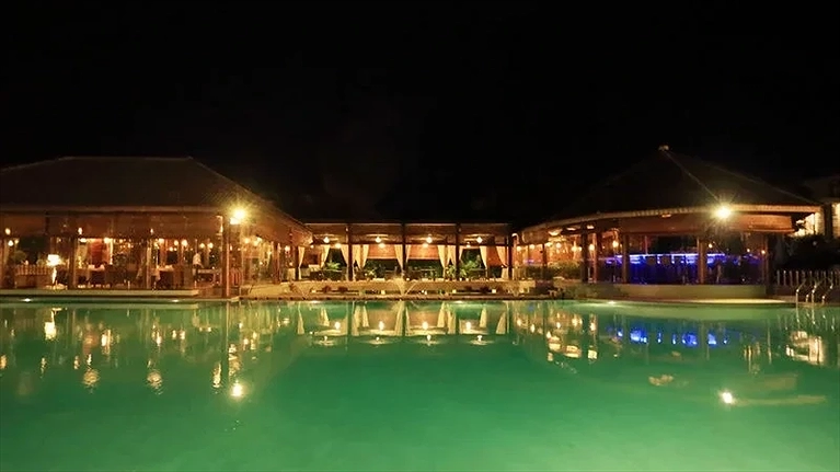 Khu vực hồ bơi về đêm