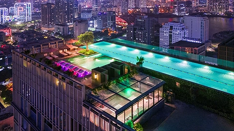 Bể bơi vô cực nằm trên khu vực sân thượng